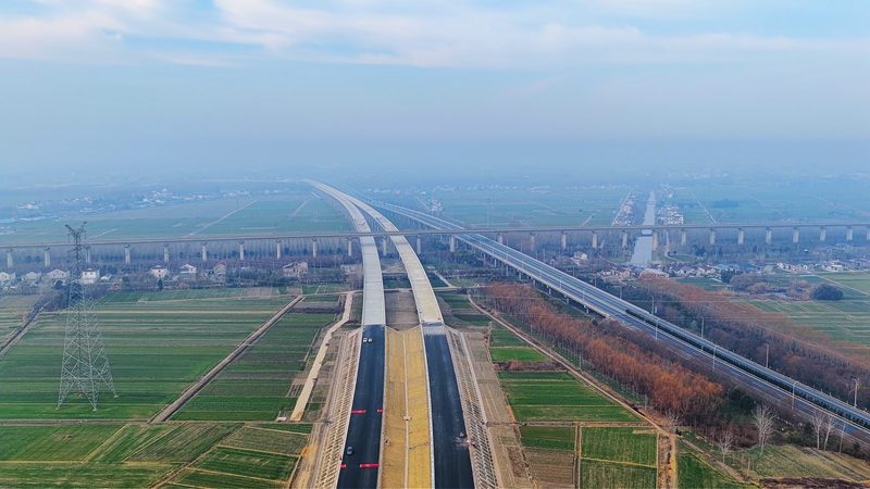 在建中的东兴高速。