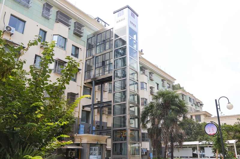 老旧小区加装电梯。