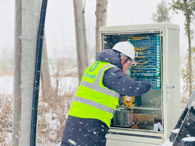 工作人員現場處理光交尾纖故障。