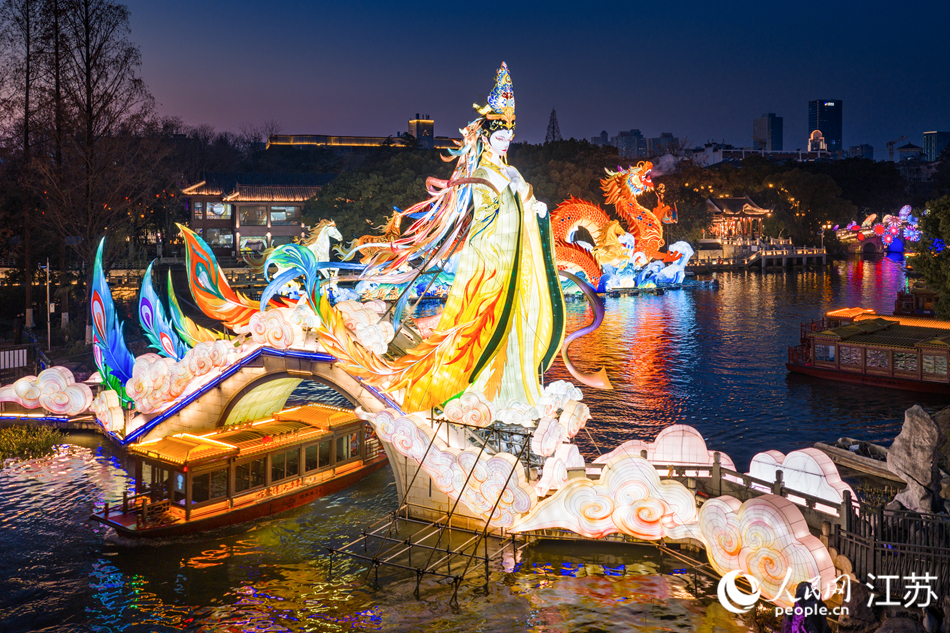 本届灯会共设置8个展区约390组灯，拟推出超200场文化活动。