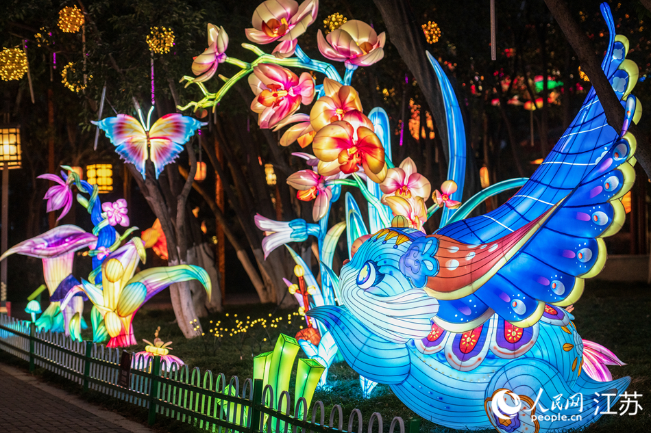 灯会共设置8个展区约390组灯。