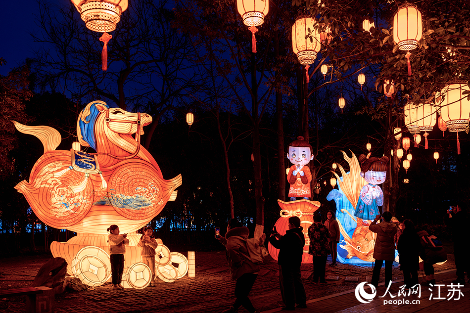 第40届秦淮灯会在江苏南京白鹭洲公园举行亮灯仪式。