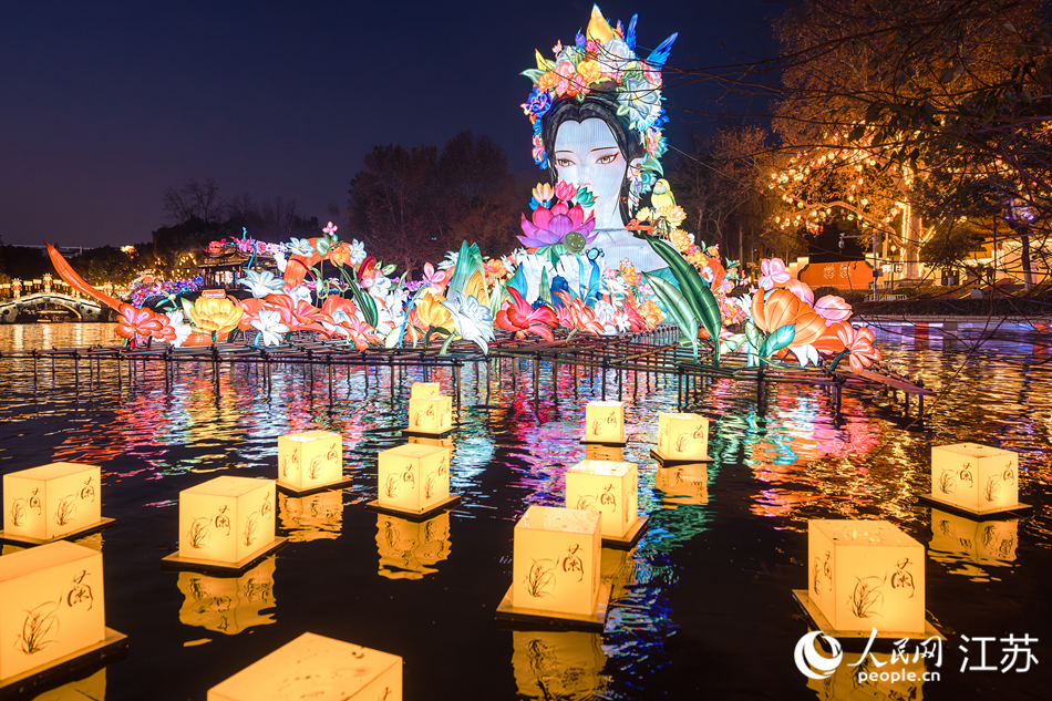 本届灯会以“华彩映九州 幸福中国年”为主题。