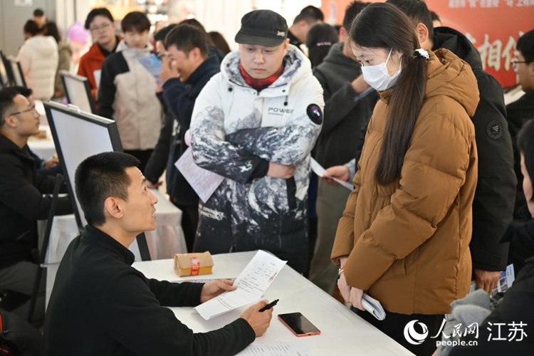 招聘方和求職者在人才夜市上密切溝通。 人民網記者 鞠峰攝