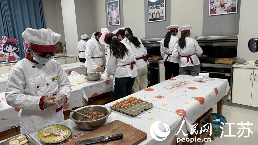红日小学学生参加社团活动，制作地方小吃。人民网 杜沁萌摄