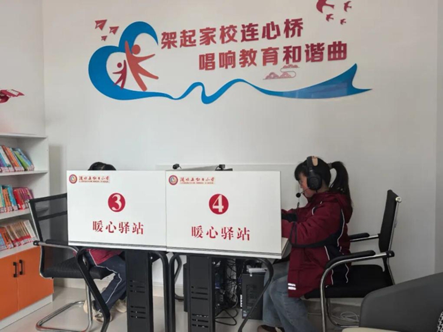 红日小学学生在与家长通话。受访者供图