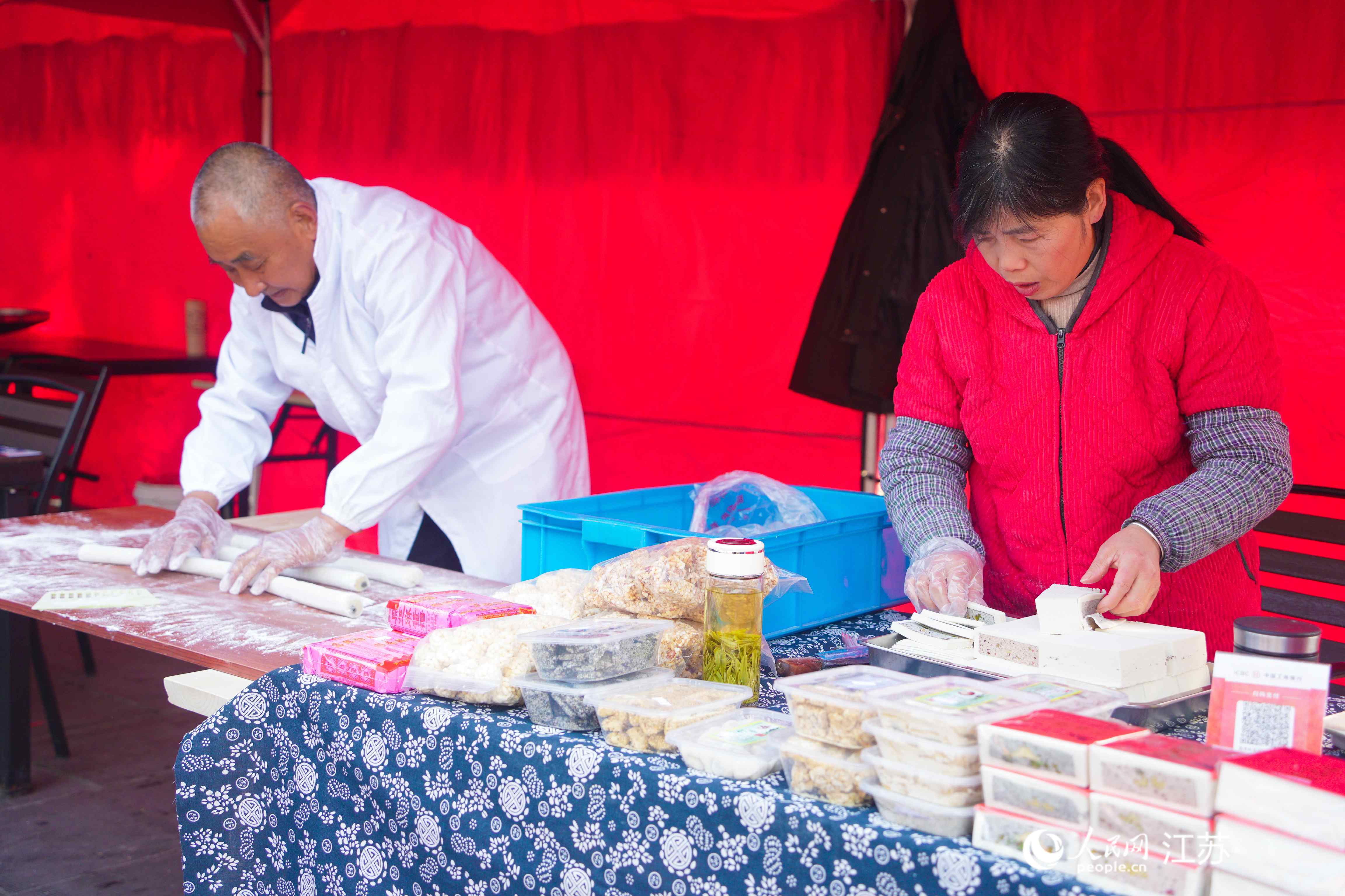 現場制作米糕。人民網記者 王丹丹攝