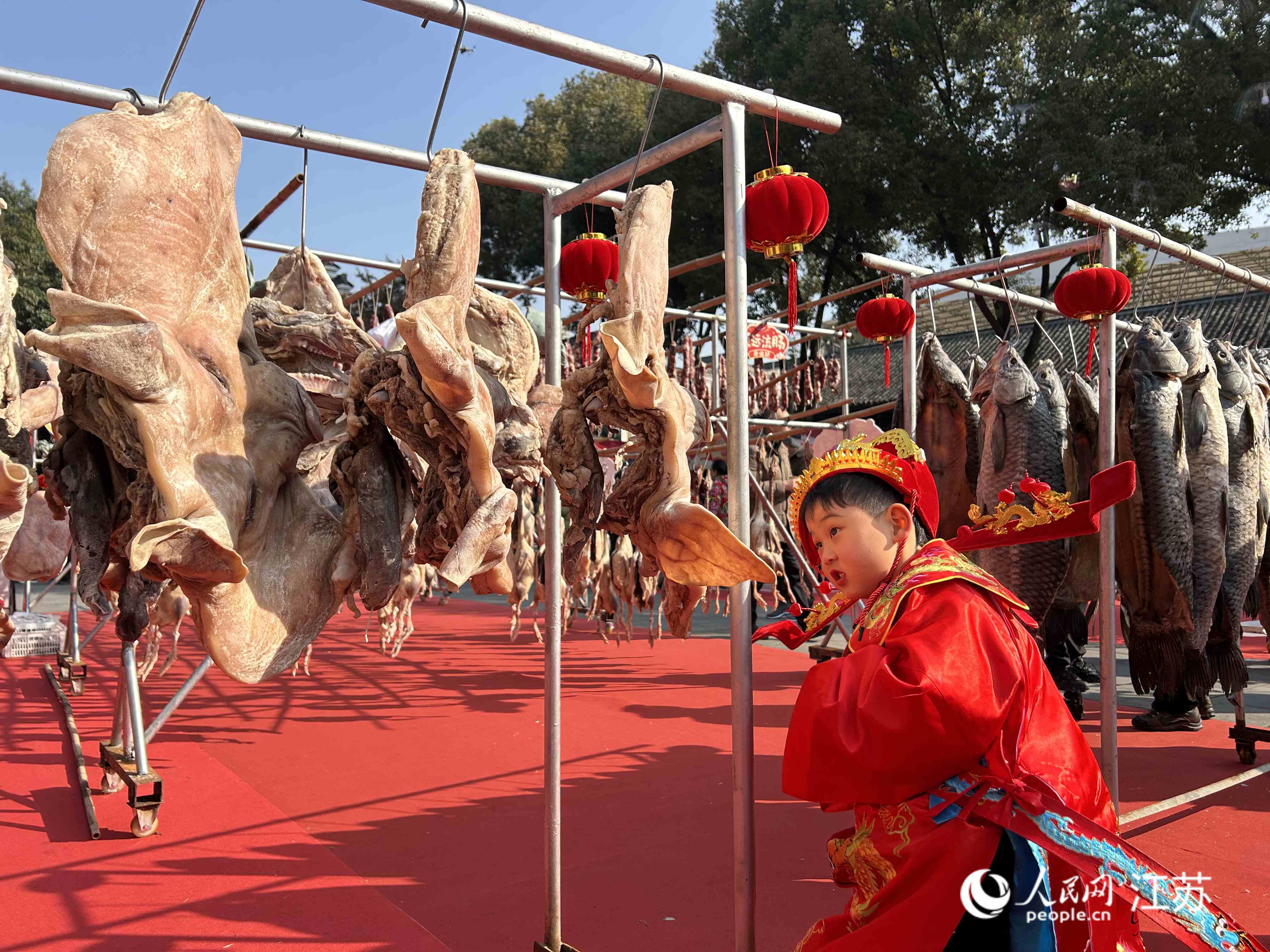 小游客打卡臘味大集。人民網記者 王丹丹攝