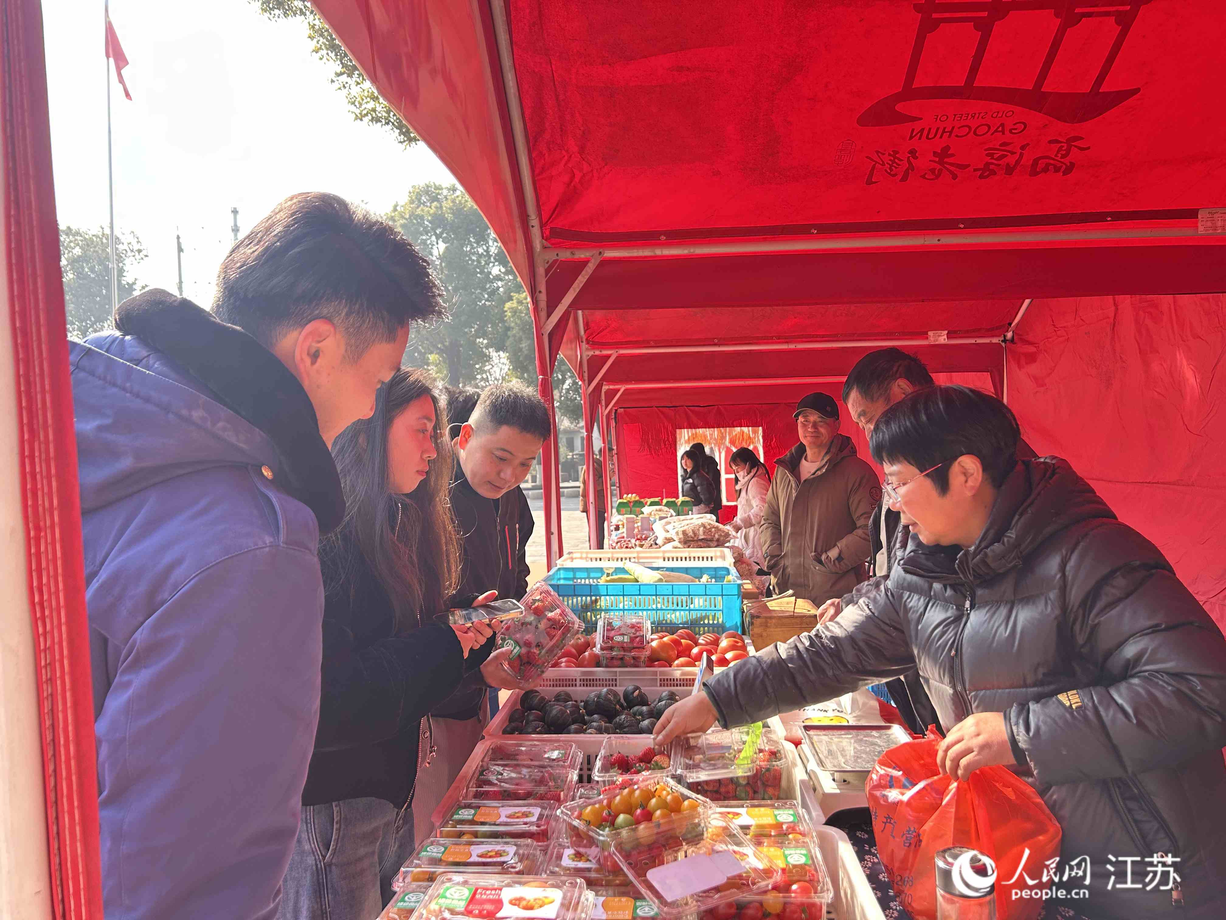 游客購買當地特色農產品。人民網記者 王丹丹攝