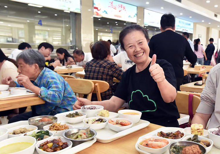 2025年国庆假期，当地政府食堂向游客开放。扬州市新闻传媒中心供图