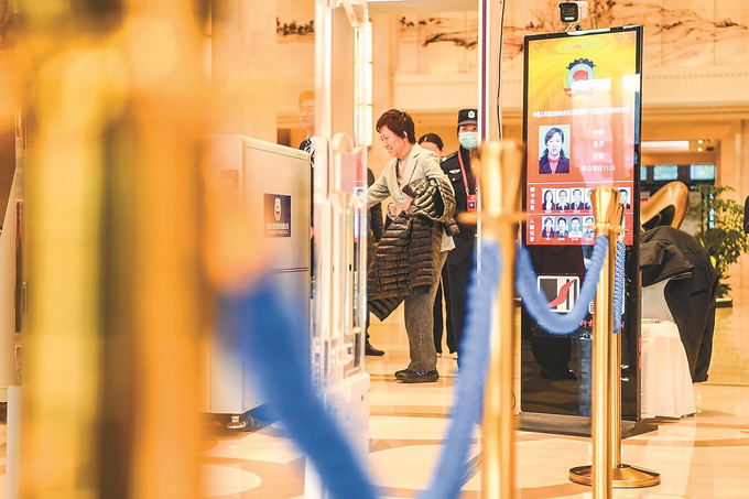 出席省政协十三届四次会议的委员们陆续抵达南京，向大会报到。记者 余萍 吴俊 赵亚玲 邵丹 摄