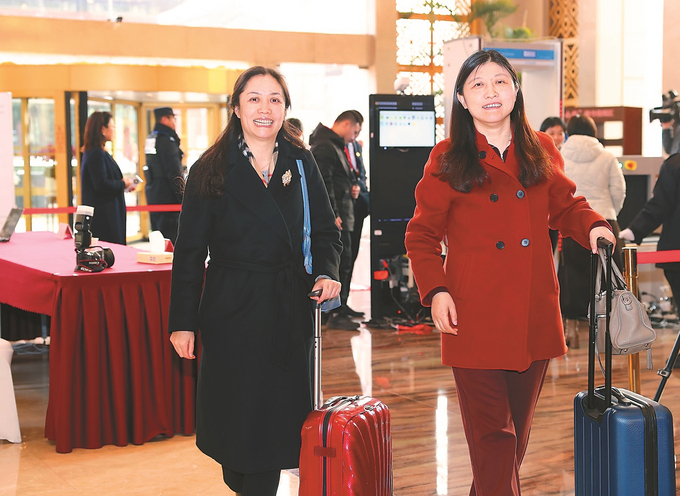 2月1日，出席江苏省政协十三届四次会议的委员们陆续报到。我省正式进入“两会时间”。 记者 余萍 吴俊 赵亚玲 邵丹 摄