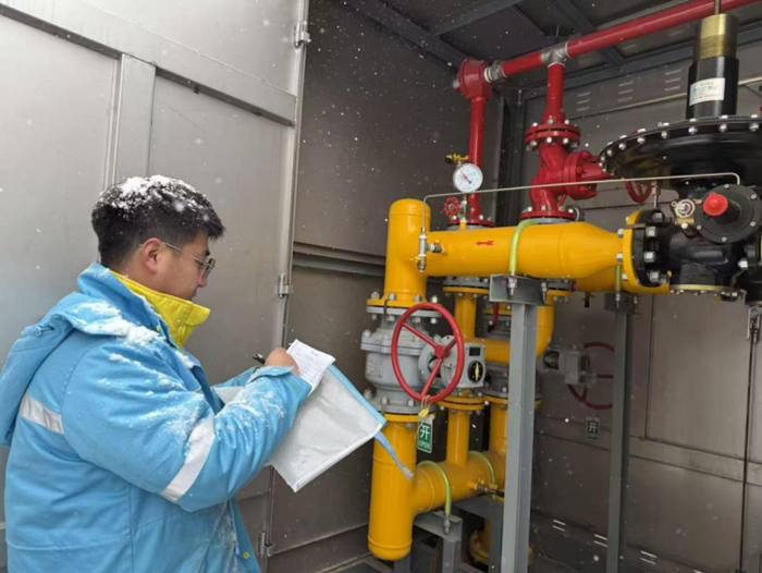 工作人员正在进行巡检。罗欣怡摄 