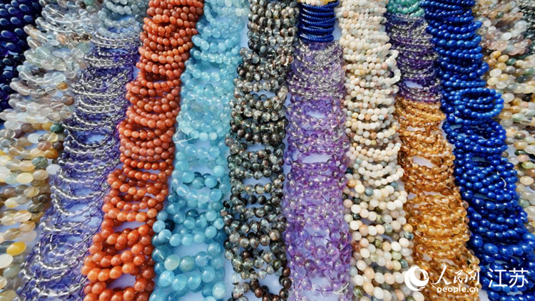 琳琅满目的水晶手串铺满摊位。人民网 李静晔摄