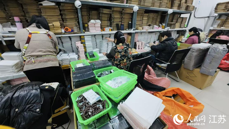 工作人员打包发货忙不停。人民网 李静晔摄