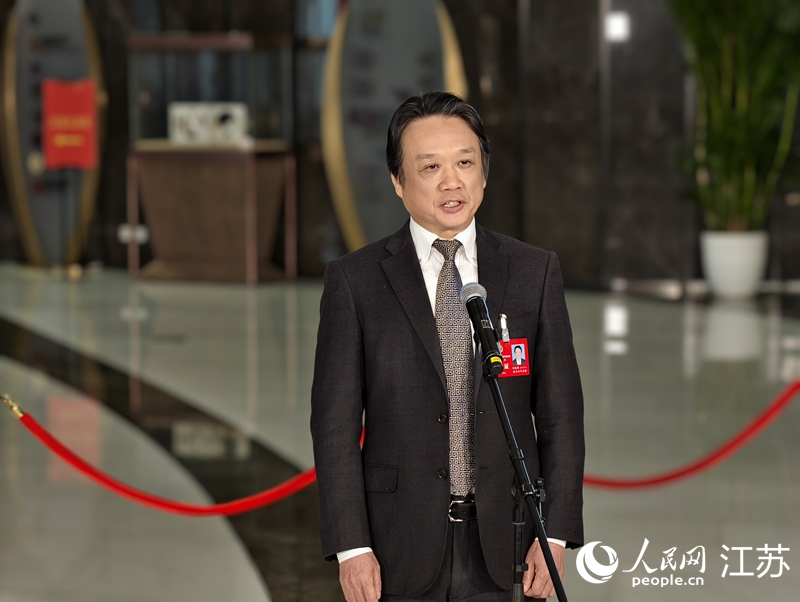 江苏省人大代表、扬州大学旅游烹饪学院教授周晓燕在江苏省十四届人大五次会议“代表通道”上发言。人民网记者 马晓波摄