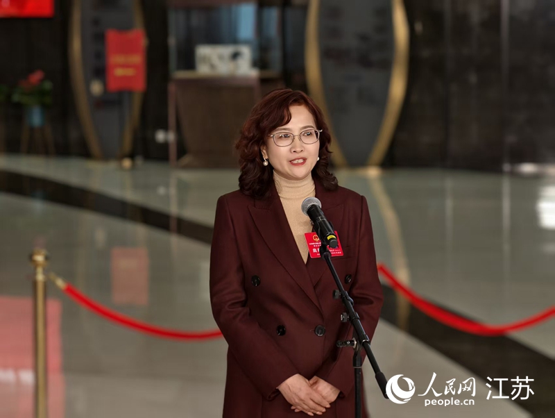 江苏省人大代表、常州市武进区湖塘实验中学副校长梅建芬在江苏省十四届人大五次会议“代表通道”上发言。人民网记者 马晓波摄