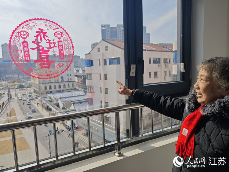 孙金秀向记者介绍自己的新房。人民网 李欣阳摄