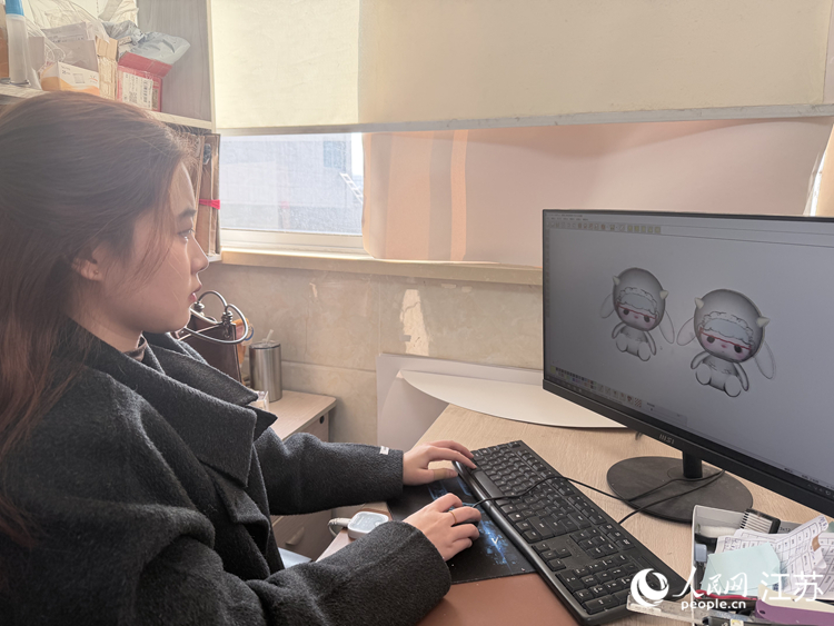 设计师在设计毛绒玩具产品。人民网记者 王丹丹摄