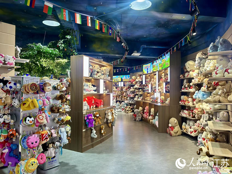 毛绒玩具产品库。人民网记者 王丹丹摄