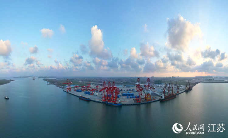 航拍通州湾新出海口吕四起步港区“2+2”码头。人民网记者 王继亮摄