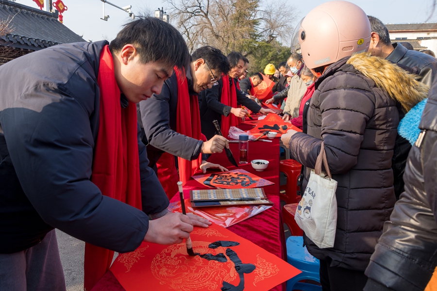 本地书法家为市民书写福字。仪征市摄影家协会供图
