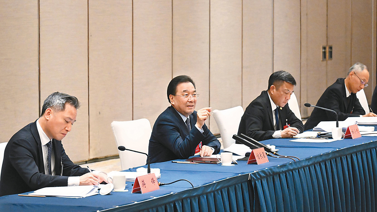 2月3日下午，省人大代表、省委书记信长星来到他所在的无锡代表团，与代表们一起审议政府工作报告。