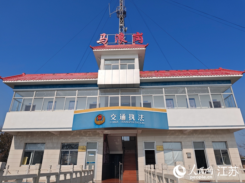 马浪岗交通执法中队工作与生活的二层小楼。人民网记者 常雨薇摄