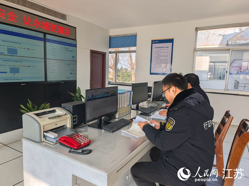 陈飞虎在工作中。人民网记者 常雨薇摄