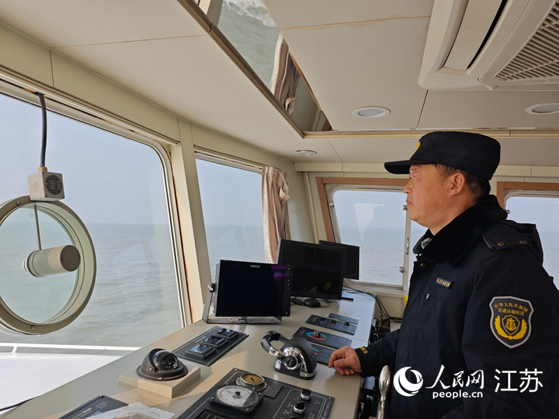 陈德海在湖面巡航。人民网记者 常雨薇摄