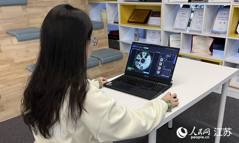 阿丘科技视觉工程师训练AI模型。人民网记者 马晓波摄