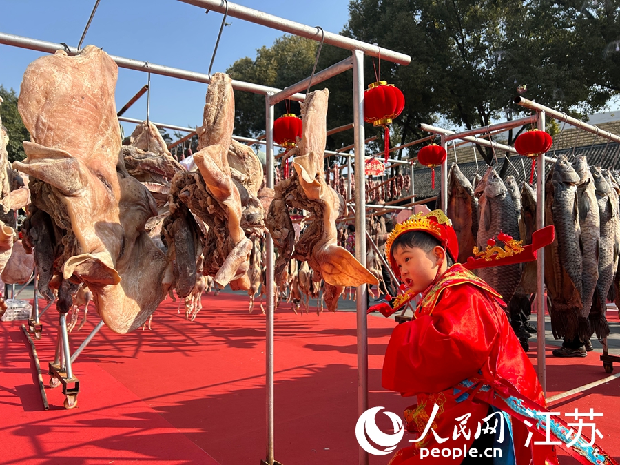 小游客打卡腊味大集。人民网记者 王丹丹摄