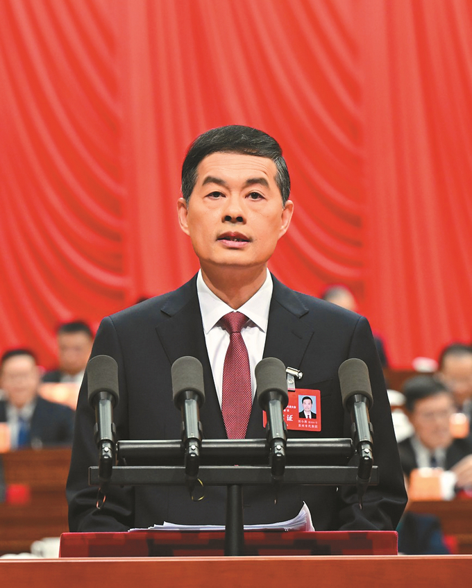 省长刘小涛代表省人民政府向大会作政府工作报告。本报记者 朱江 摄