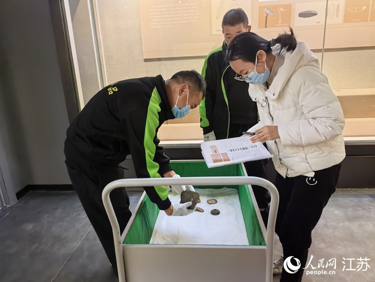 工作人员正在布展。人民网记者王继亮摄