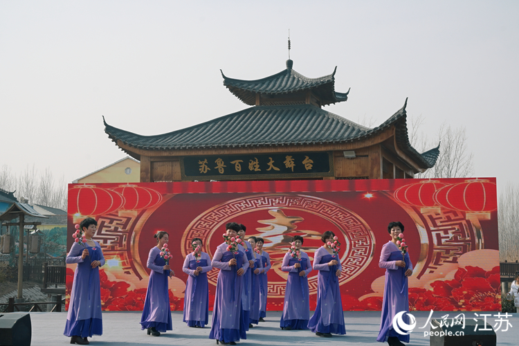 3.聯歡會上，兩村村民共同表演節目。人民網記者 鞠峰攝