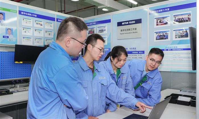 為提高數據分析質量，劉升平和同事探討操作細節。受訪者供圖