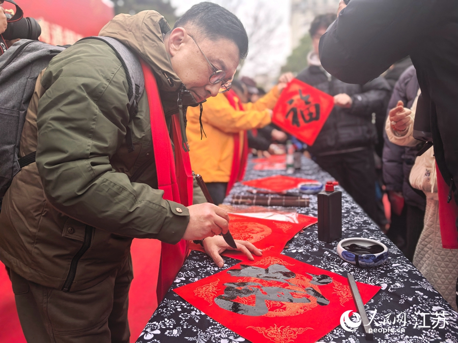 崇川區書法家協會副主席李暘現場為市民寫福字。人民網記者 王繼亮攝