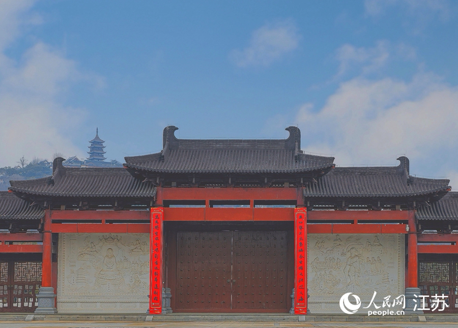 狼山景區南門挂上春聯。人民網記者 王繼亮攝