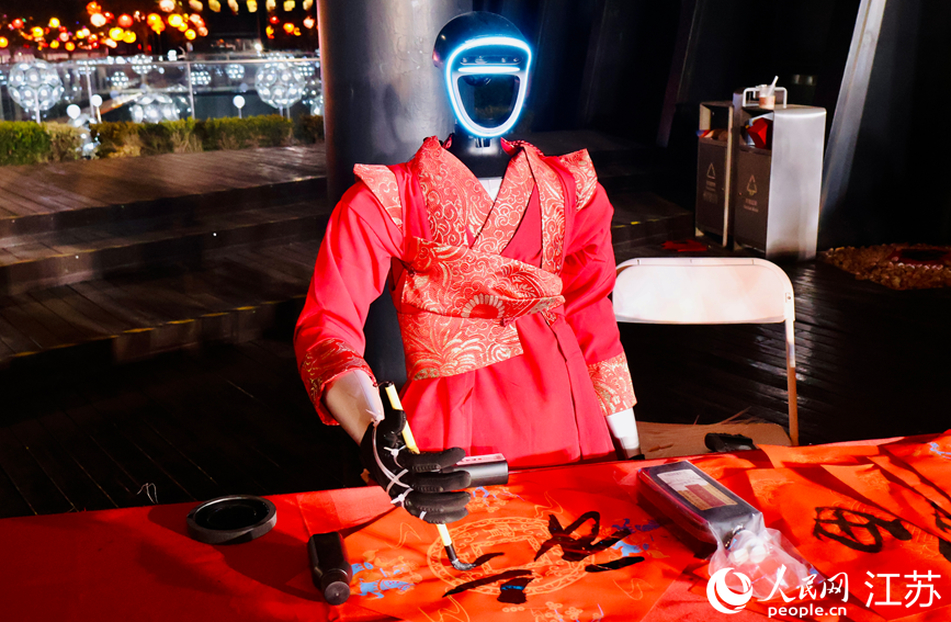 機器人為市民書寫福字。