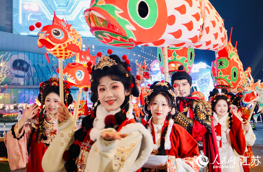 賽博非遺魚燈巡游現場。