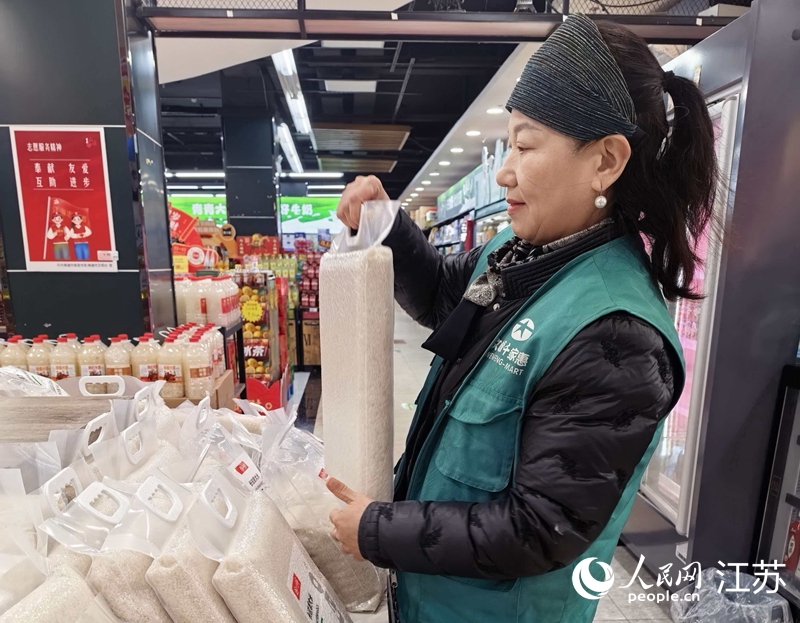 蘇雲華在整理貨架。人民網記者 王繼亮攝