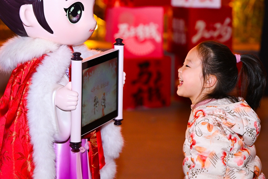 游客與機器人互動。南京市委宣傳部供圖