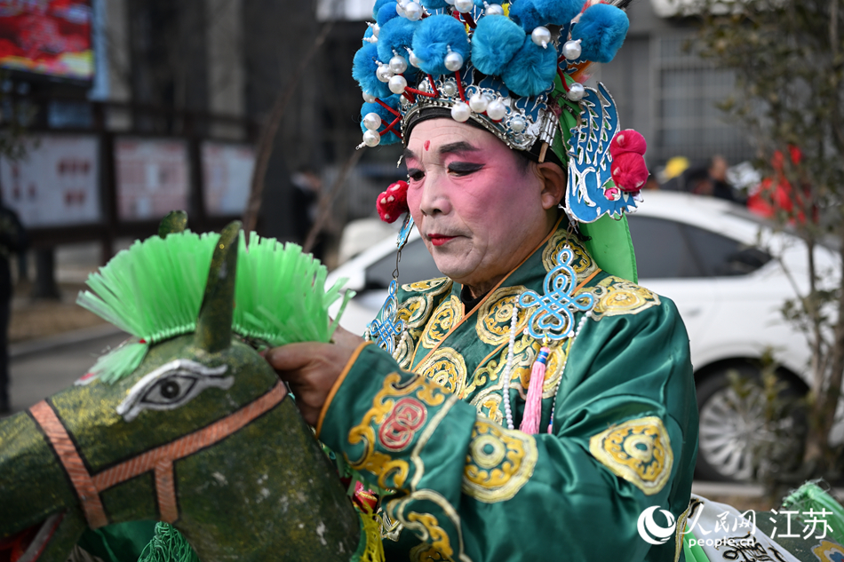 邳州跑竹馬演員整理道具。