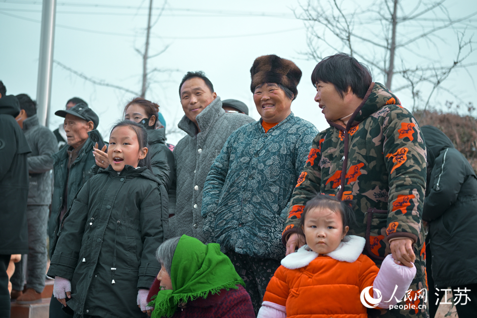 邳州市趙墩鎮群眾看得津津有味。