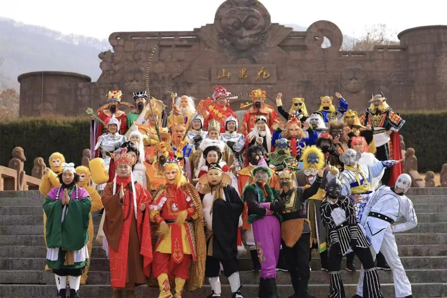 图为演员在花果山景区大门口留影。云台山景区管委会供图