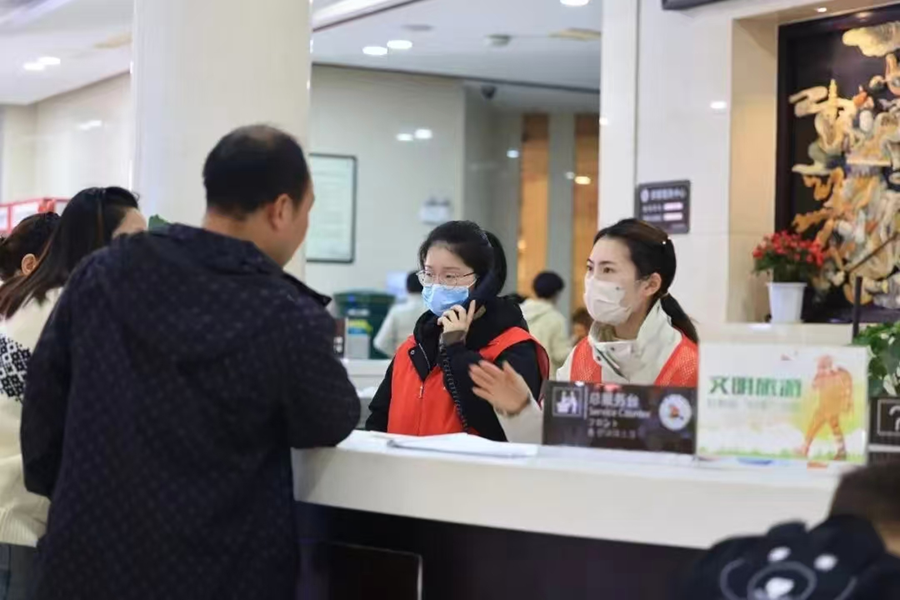 图为游客在一景区服务中心咨询。云台山景区管委会供图