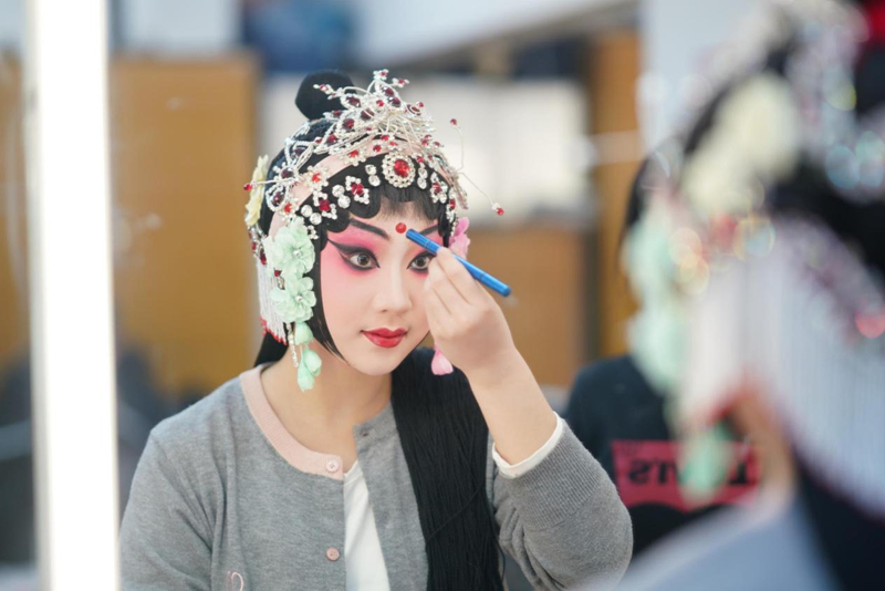 昆曲花旦方小萌在后台化妆。昆山当代昆剧院供图