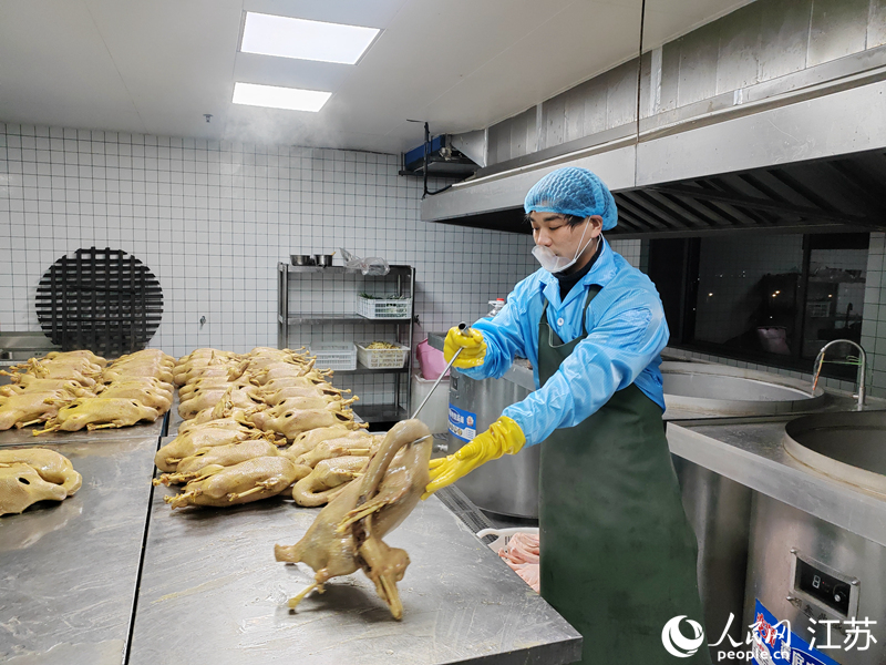 加工鹵制好的揚州鹽水鵝。人民網記者 王丹丹攝