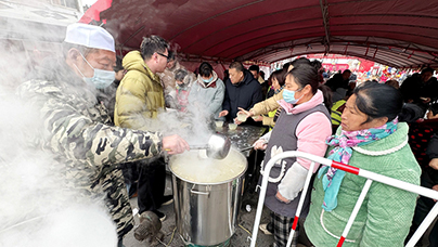 小镇因这碗汤火了马年春节前夕，江苏淮安市淮阴区马头镇的街市上，已是人声鼎沸。穿过熙攘的人群，一股浓郁醇厚的肉香，正从沙忠林民族饭店的后厨飘来。这香气，源自一碗传承了十三代的“马头汤羊肉”。