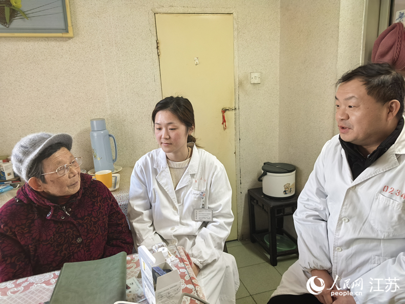 医生陆如建与护士姜丽丽上门为樊淑仪检查身体。人民网记者 王继亮摄